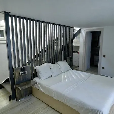 View 4 *